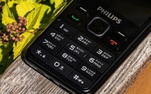 Philips привезла в Россию кнопочный телефон Xenium E2301 с емкой батареей