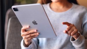 Ipad в руках у девушки